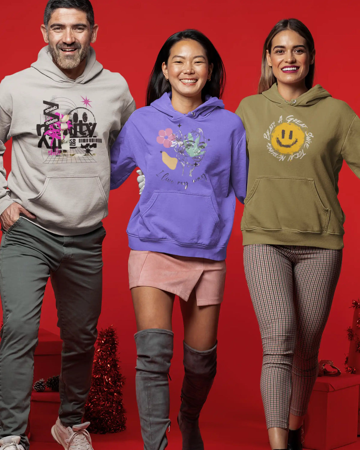 Die Abbildung  zeigt 3 Menschen, die jeweils einen Design-Hoodie in verschiedenen Farben tragen.
