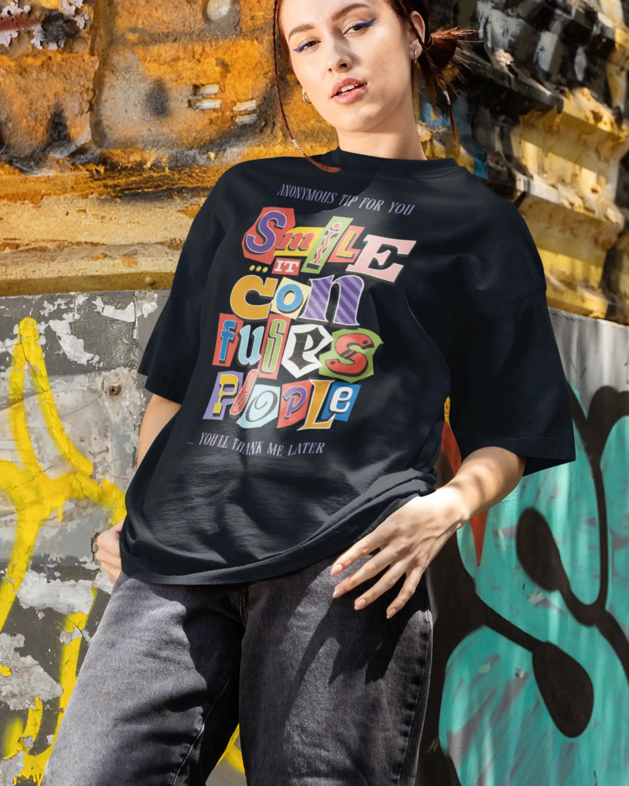Junge Frau trägt ein Oversized Heavyweight Design-T‑Shirt