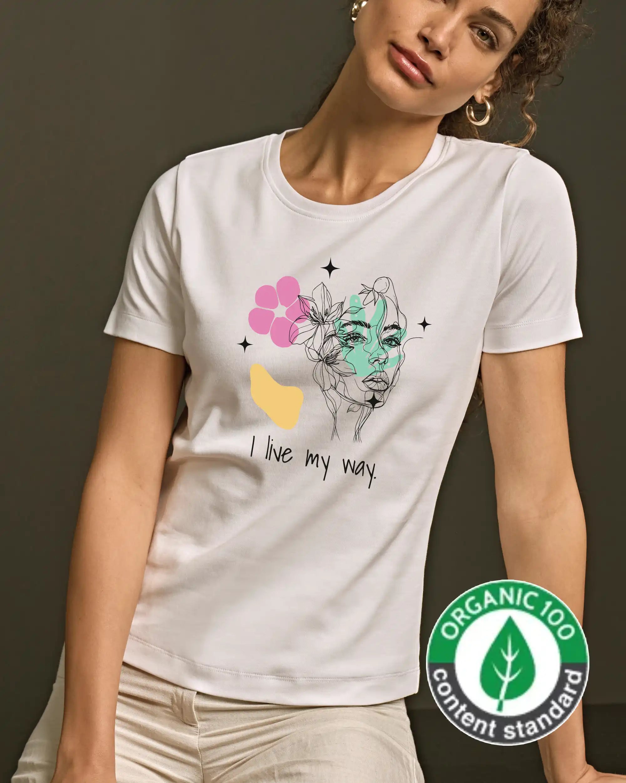 Frau trägt ein Bio Design-T‑Shirt im feminine Fit 