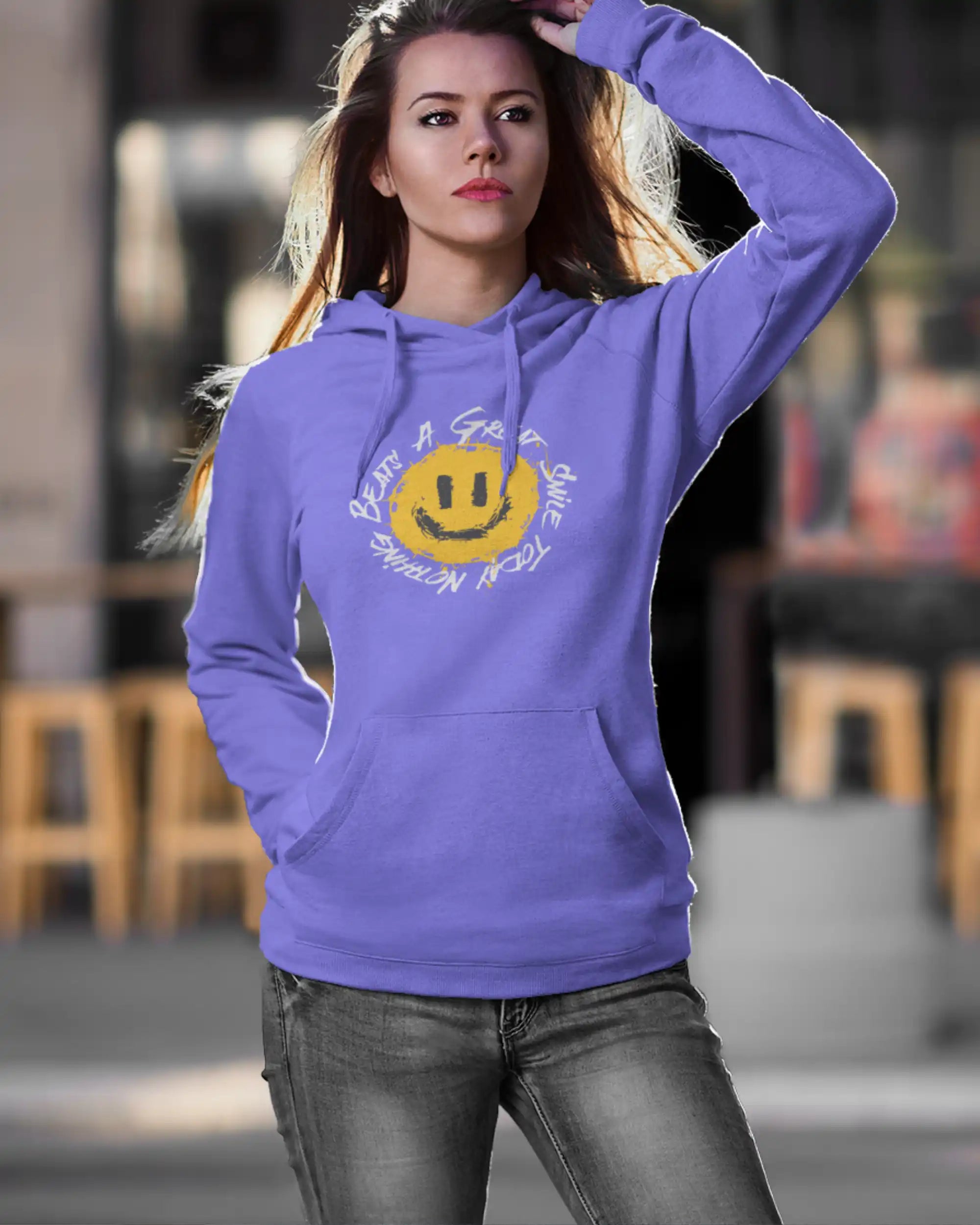 Das Bild zeigt eine frau die einen basic hoodie im femininen fit trägt.