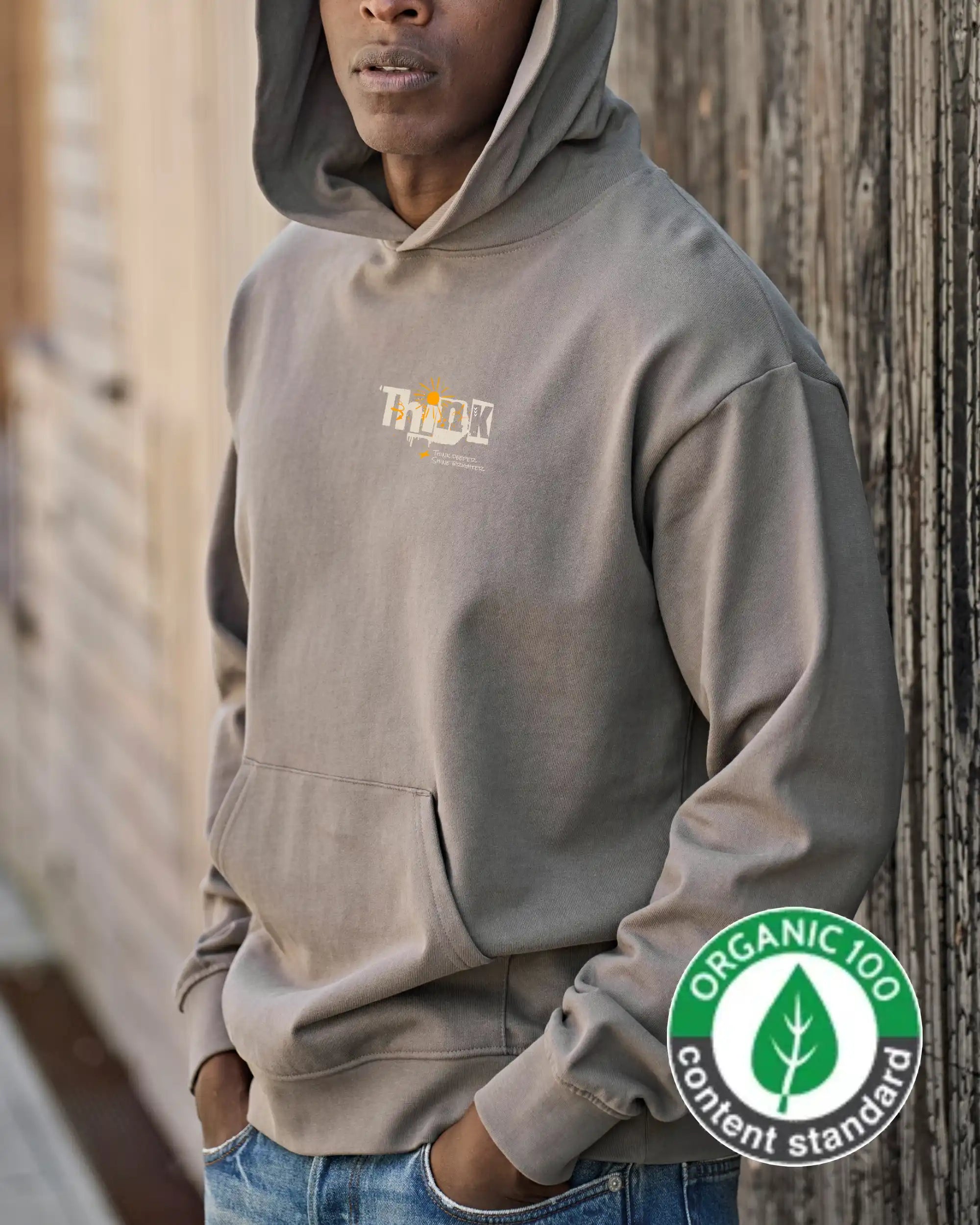 Das Bild zeigt den Organic Statement Heavyweight Hoodie mit dem Statement Think.