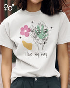 Das Bild zeigt  eine frau, die ein  unisex design-t-shirt aus baumwolle  mit der Grafik i live my way trägt.