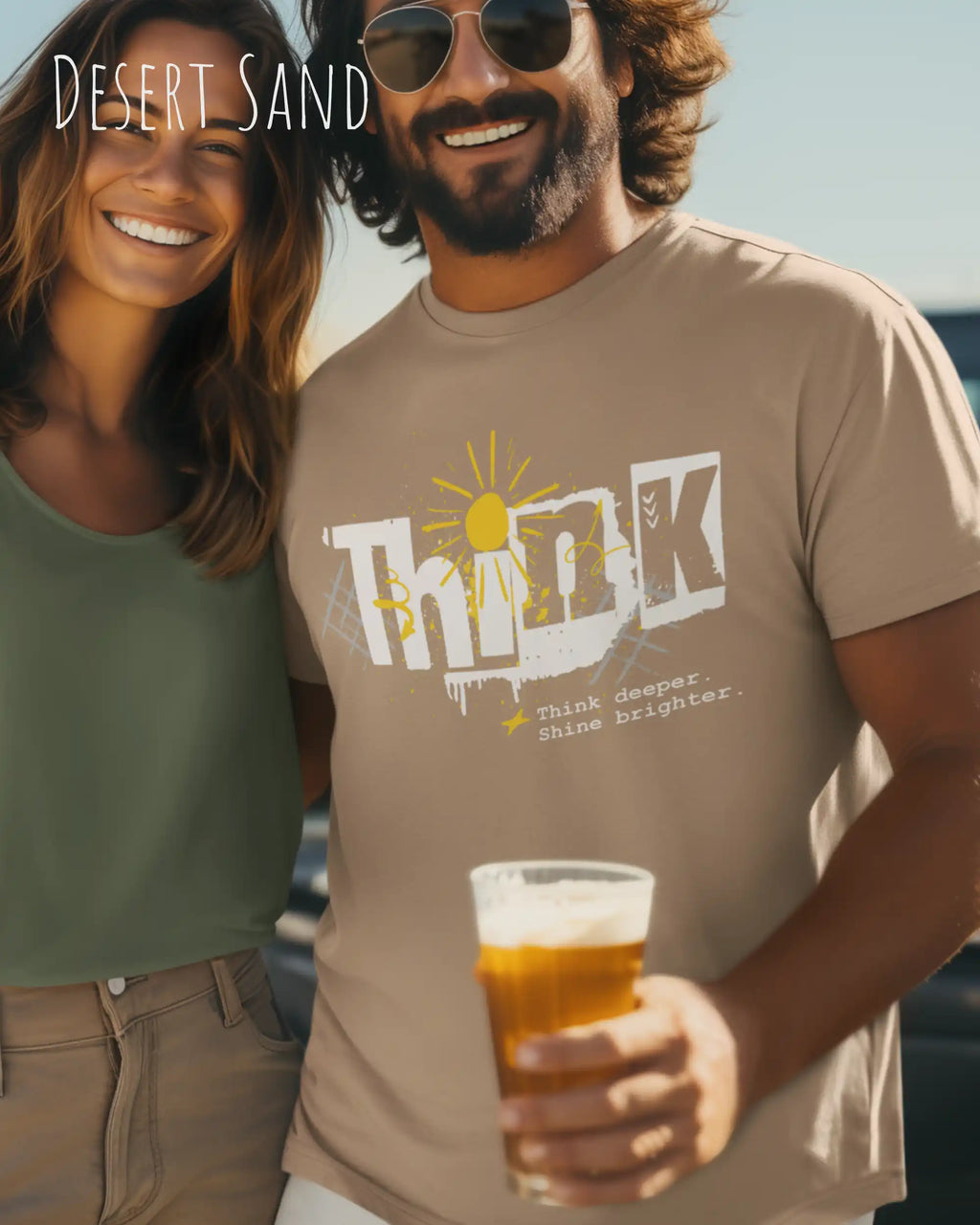 mann trägt leichtes sommer t shirt aus baumwolle in farbe desert sand mit think motiv auf der brust
