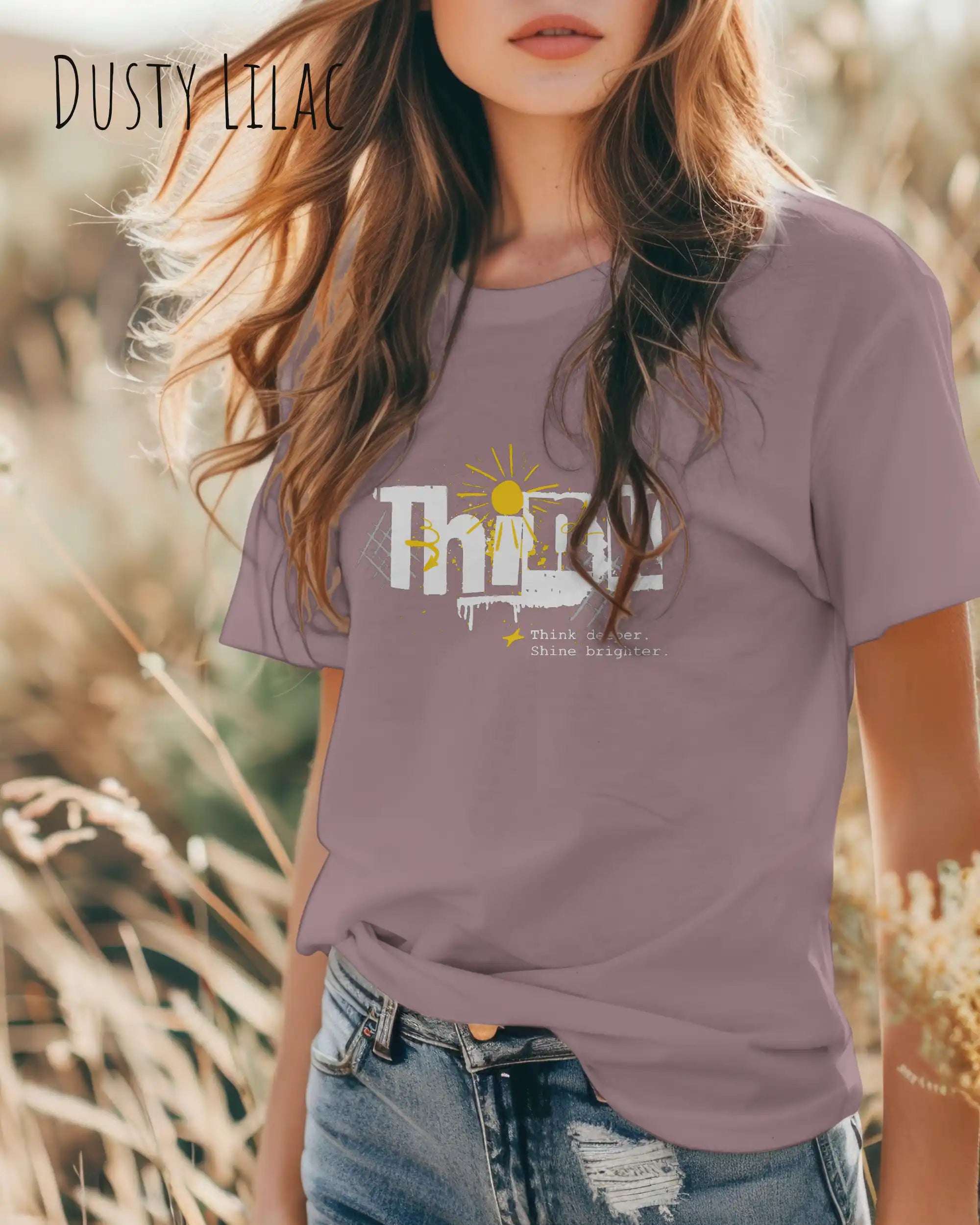 frau trägt leichtes sommer t shirt aus baumwolle in farbe dusty lilac mit think motiv auf der brust