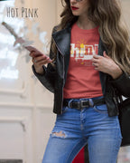 frau trägt leichtes sommer t shirt aus baumwolle in farbe hot pink mit think motiv auf der brust