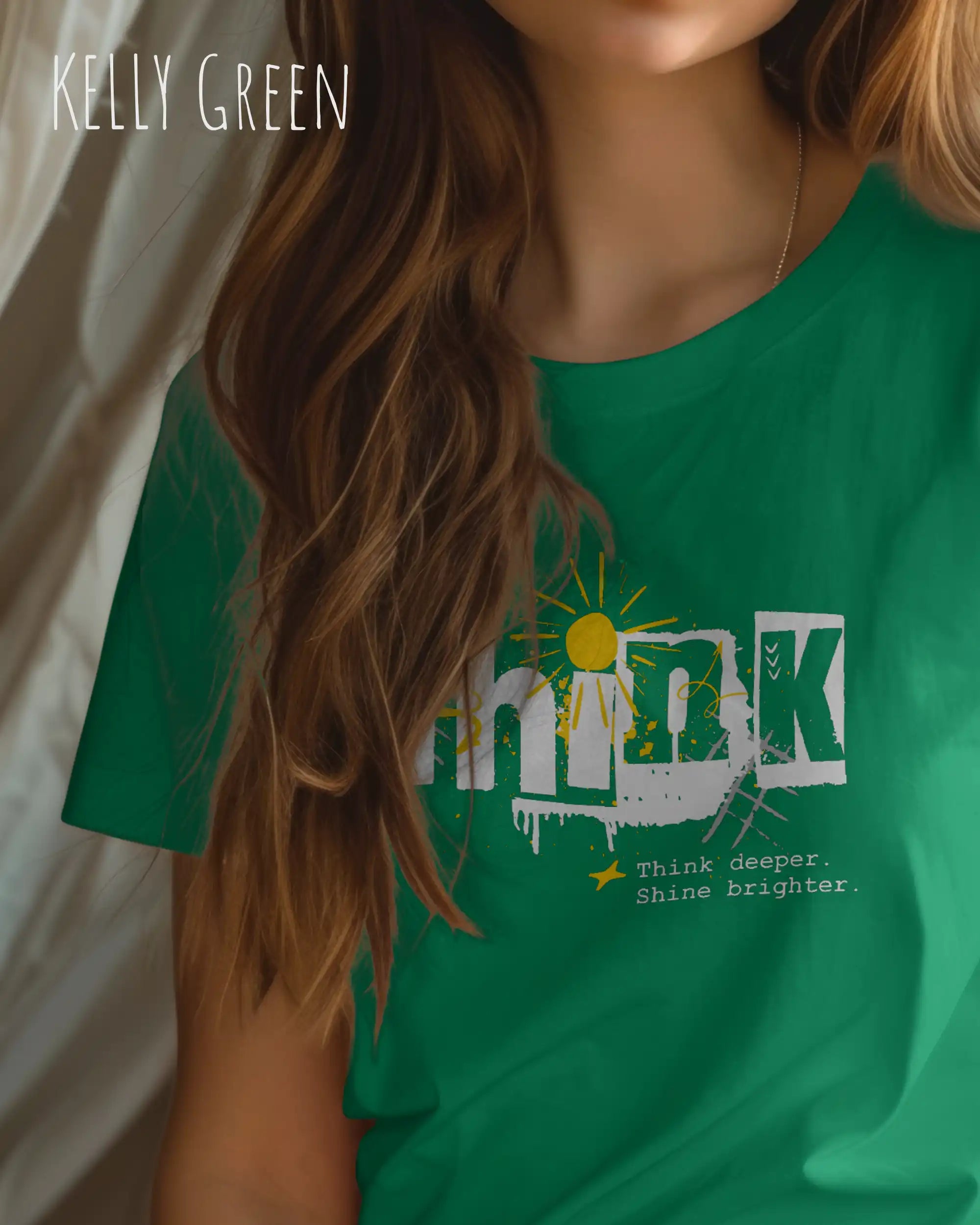 frau trägt leichtes sommer t shirt aus baumwolle in farbe Kelly green mit think motiv auf der brust