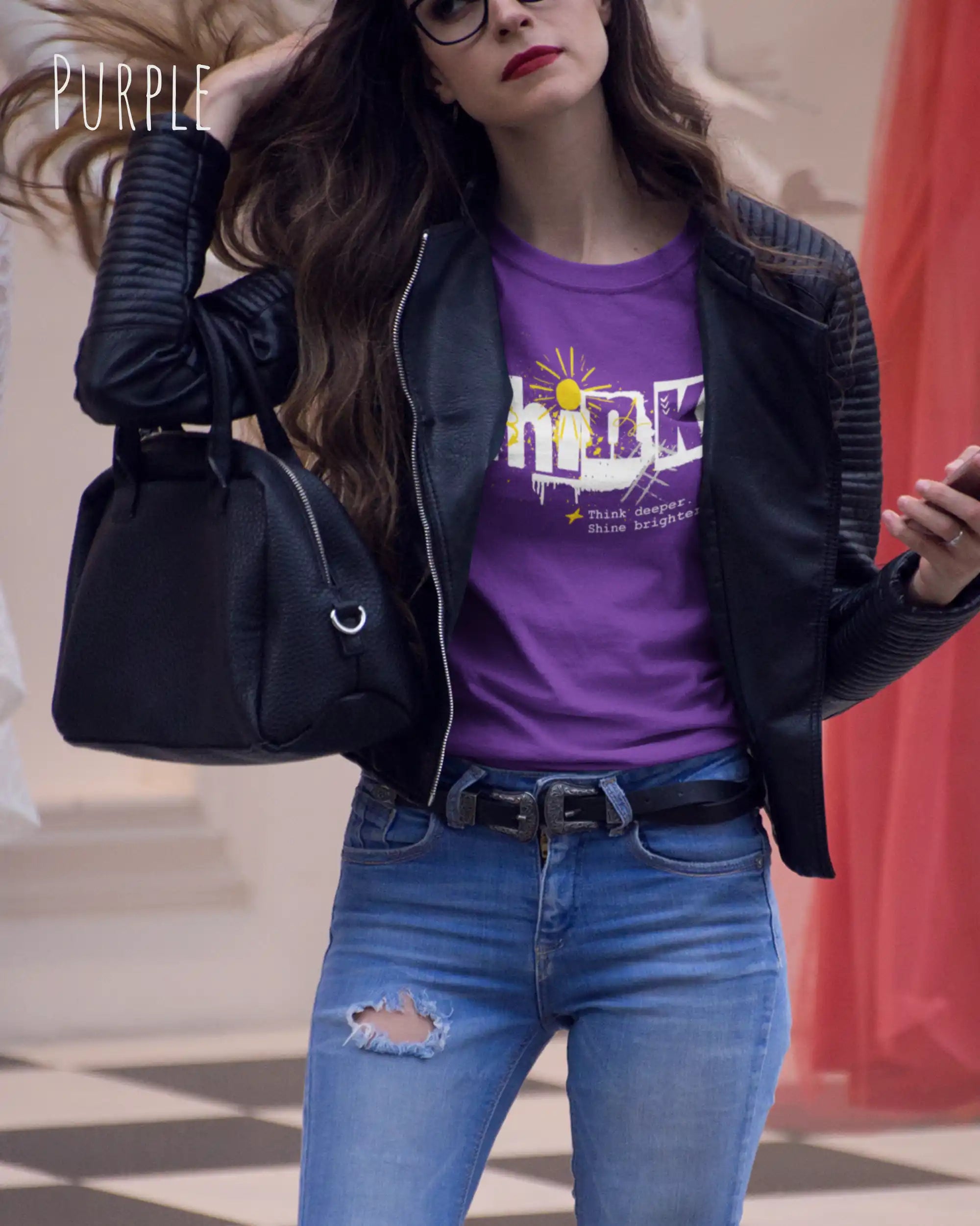 frau trägt leichtes sommer t shirt aus baumwolle in farbe purple mit think motiv auf der brust