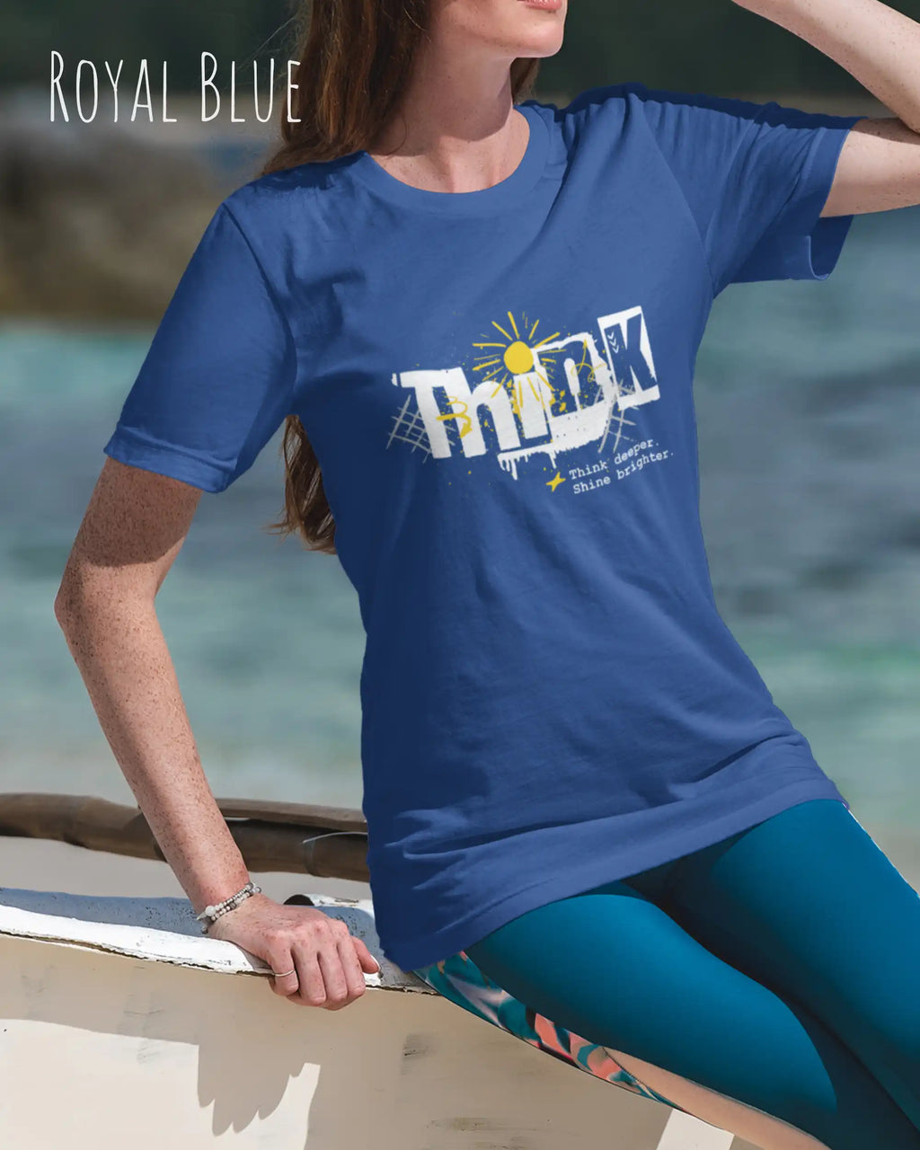 frau trägt leichtes sommer t shirt aus baumwolle in farbe royal blue mit think motiv auf der brust
