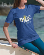 frau trägt leichtes sommer t shirt aus baumwolle in farbe royal blue mit think motiv auf der brust