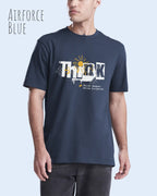 mann trägt leichtes sommer t shirt aus baumwolle in farbe airforce blue mit think motiv auf der brust