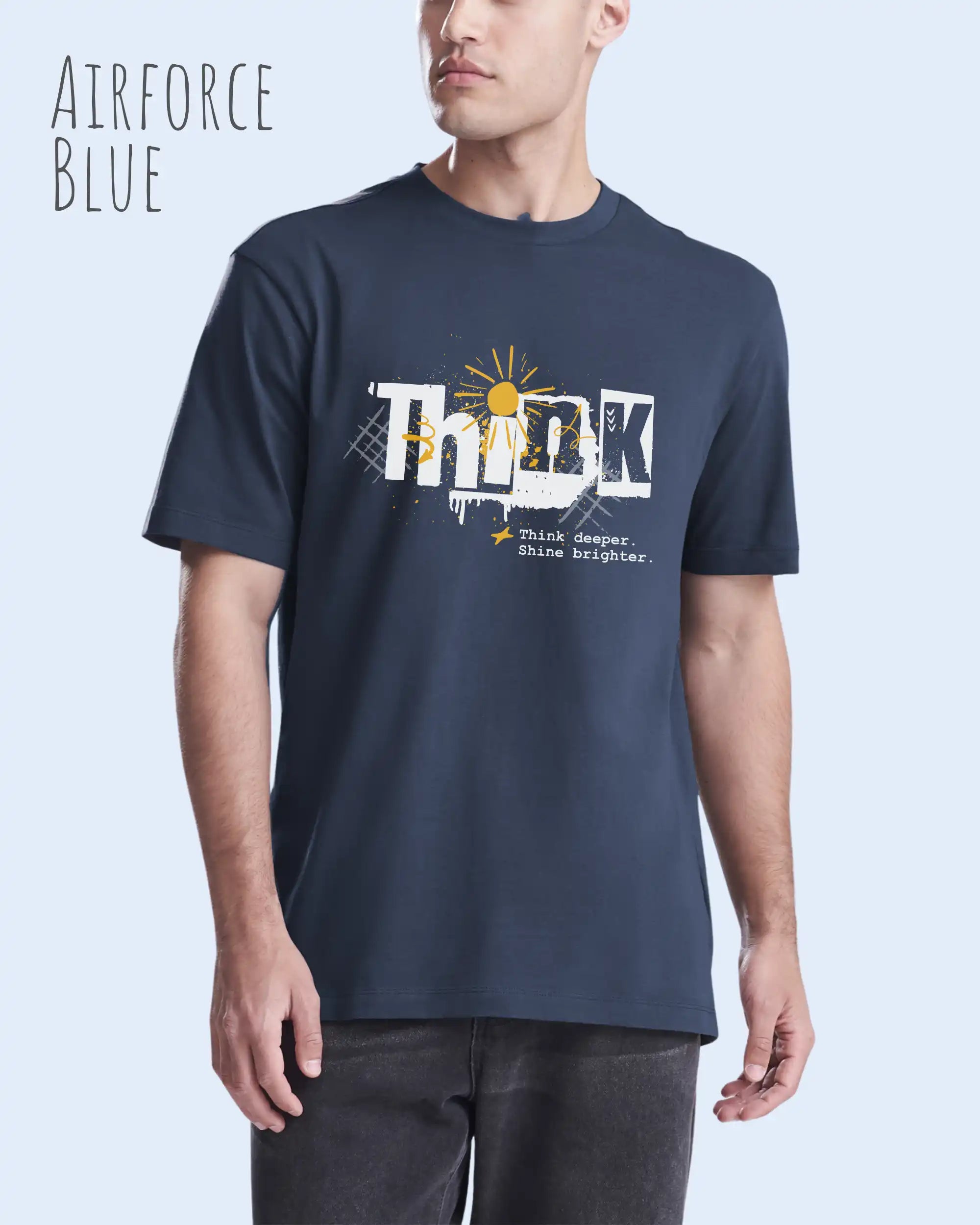 mann trägt leichtes sommer t shirt aus baumwolle in farbe airforce blue mit think motiv auf der brust