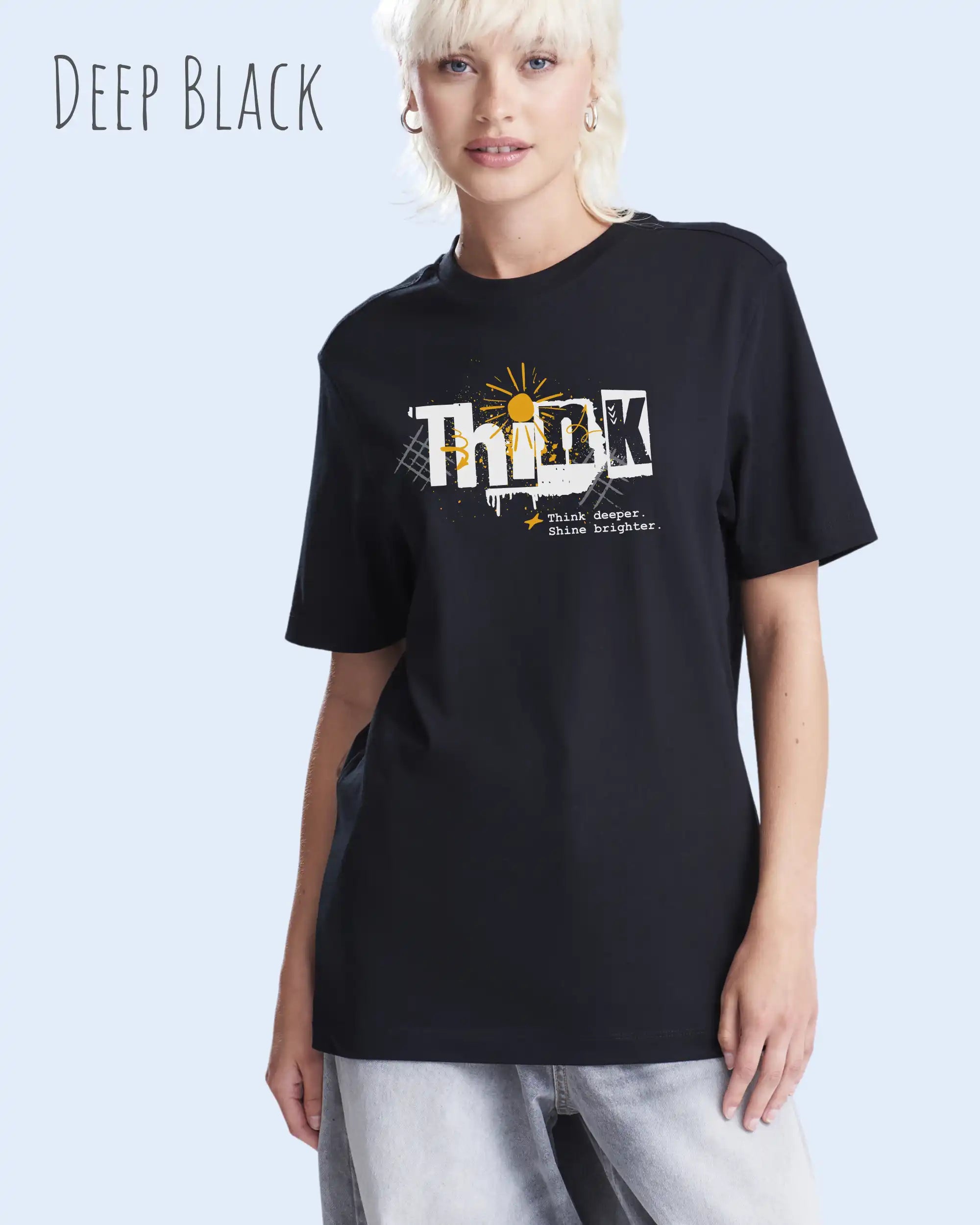 frau trägt leichtes sommer t shirt aus baumwolle in farbe deep black mit think motiv auf der brust