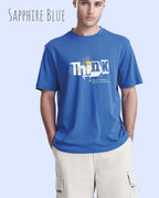 mann trägt leichtes sommer t shirt aus baumwolle in farbe sapphire blue mit think motiv auf der brust