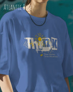 frau trägt ein heavyweight oversized design-t-shirt in der farbe atlantic blue mit dem motiv think.