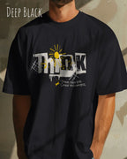 mann trägt ein heavyweight oversized design-t-shirt in der farbe deep black mit dem motiv think.