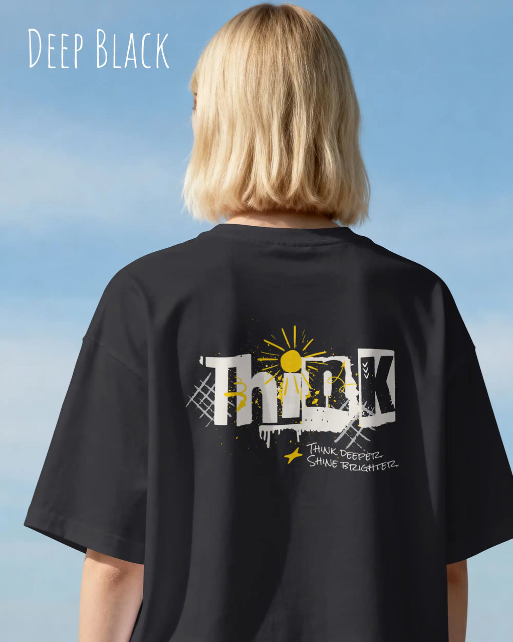 blonde frau trägt ein heavyweight oversized design-t-shirt in der farbe deep black mit dem backprint think.