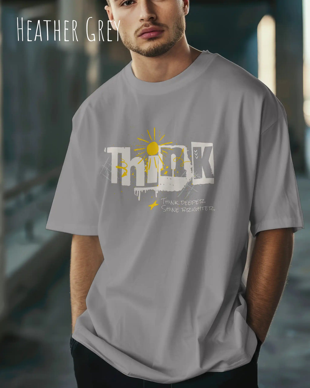 junger mann trägt ein heavyweight oversized design-t-shirt in der farbe heather grey mit dem motiv think.