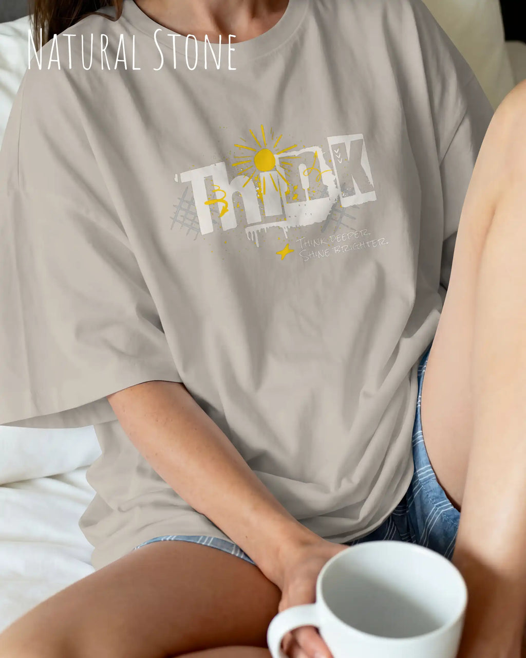 frau trägt ein heavyweight oversized design-t-shirt in der farbe natural stone mit dem motiv think.