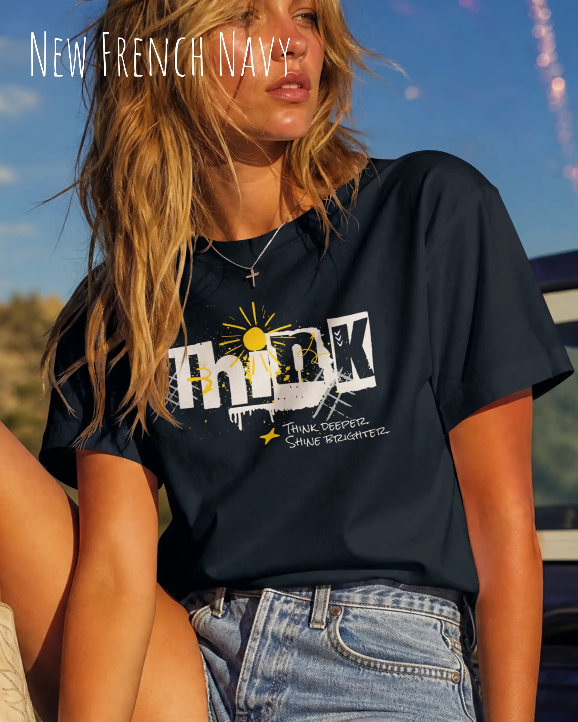 junge frau trägt ein heavyweight oversized design-t-shirt in der farbe new french navy mit dem motiv think deeper,