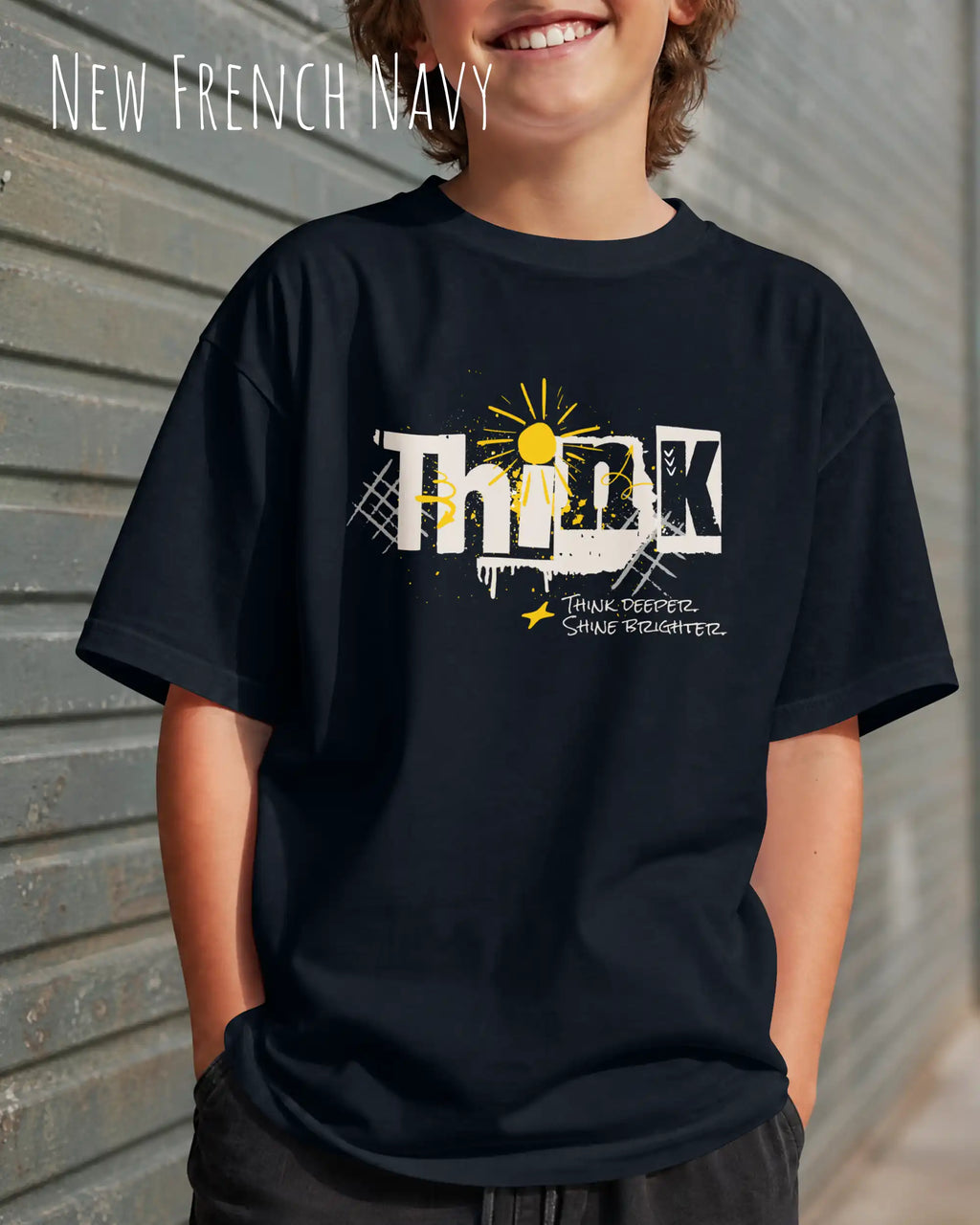 junger mann trägt ein heavyweight oversized design-t-shirt in der farbe new french navy mit dem motiv think.