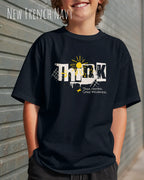 junger mann trägt ein heavyweight oversized design-t-shirt in der farbe new french navy mit dem motiv think.