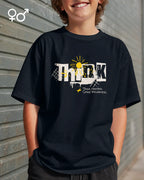 junger mann trägt ein unisex heavyweight oversized design-t-shirt mit dem motiv think.