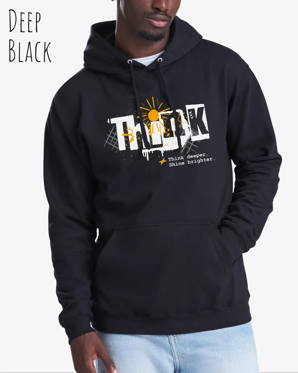 Mann trägt basic hoodie aus weicher baumwollmischung in farbe deep black mit think motiv auf der Brust