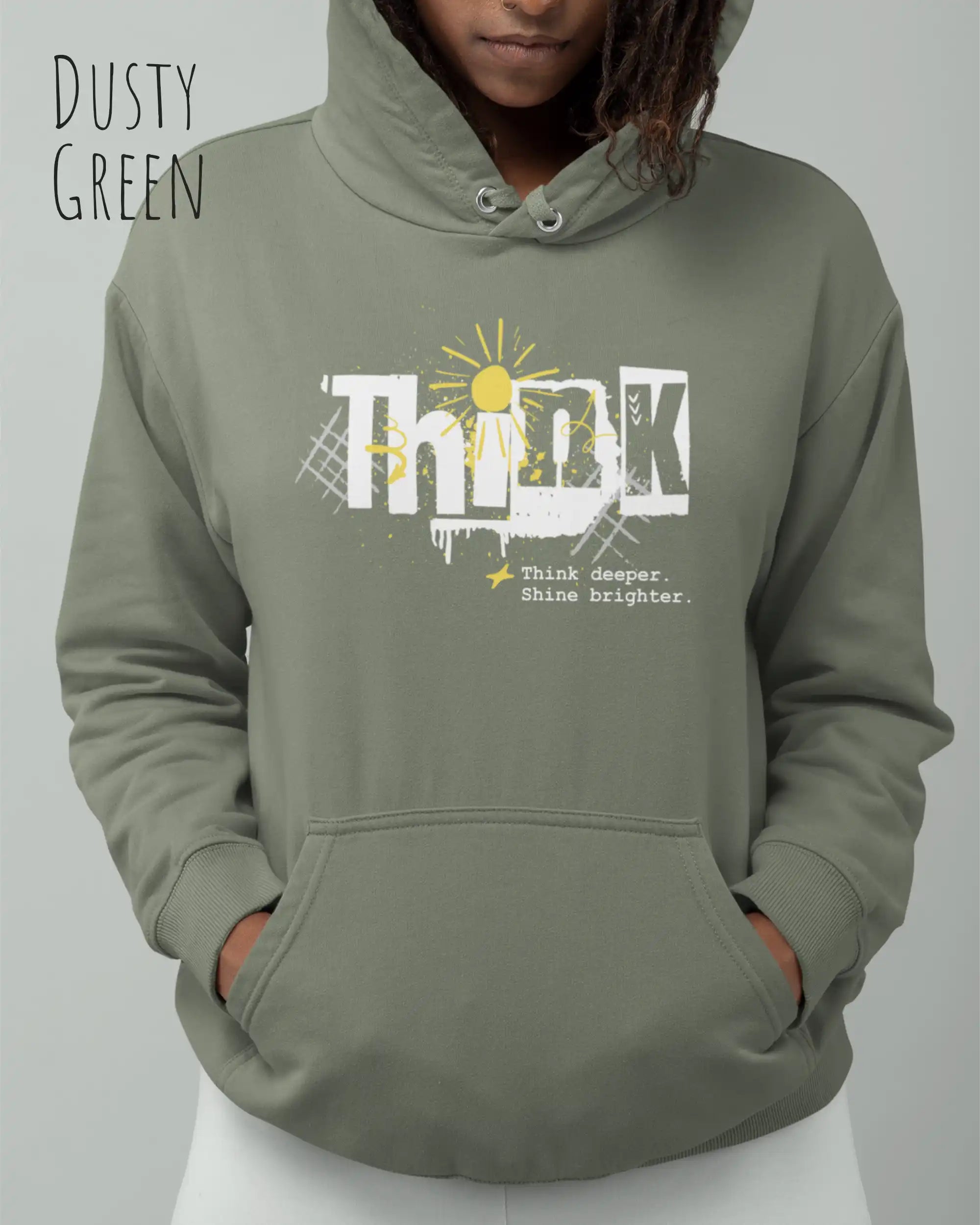frau trägt basic hoodie aus weicher baumwollmischung in farbe dusty green mit think motiv auf der Brust