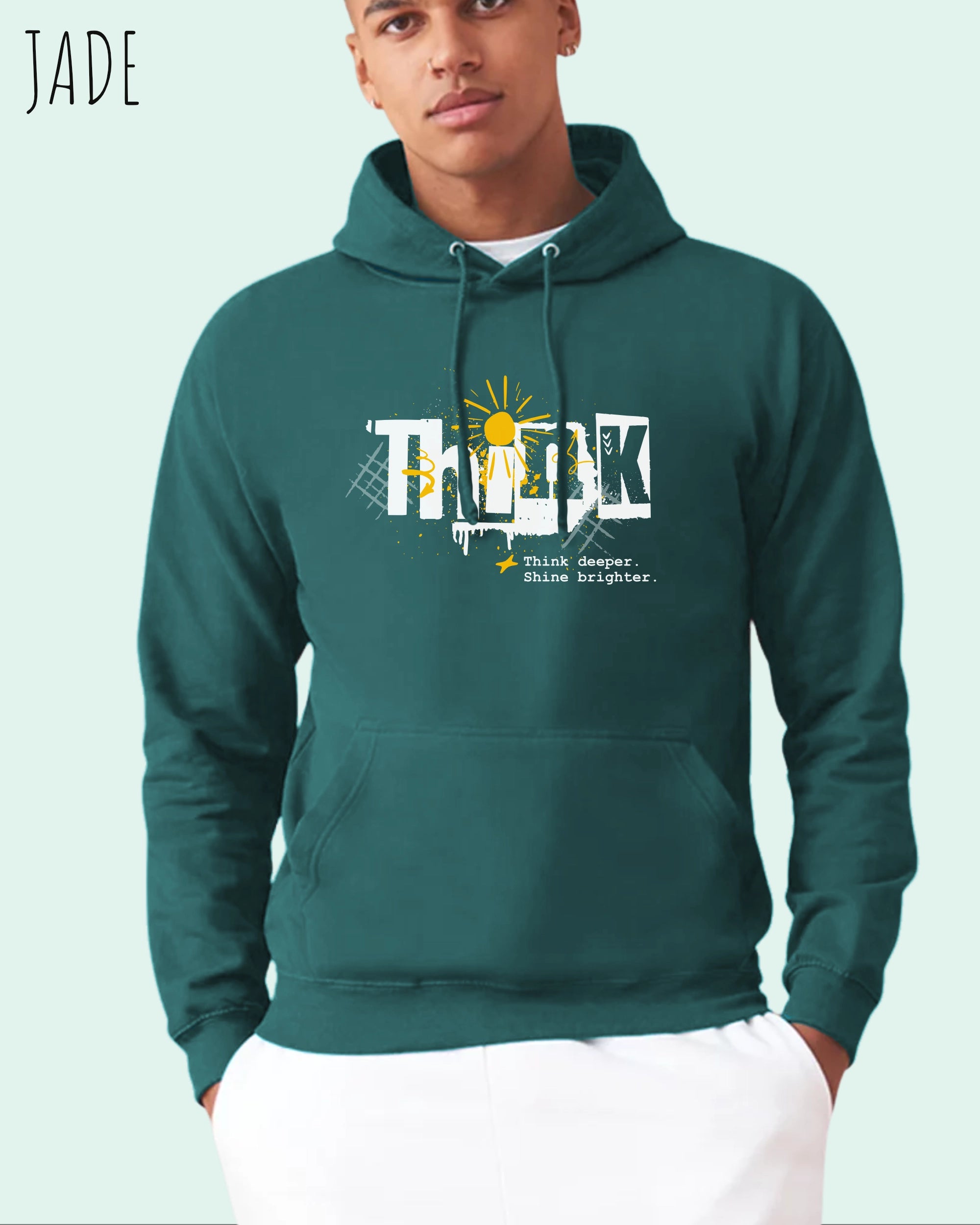Mann trägt basic hoodie aus weicher baumwollmischung in farbe jade mit think motiv auf der Brust
