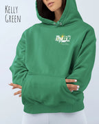 frau trägt basic hoodie aus weicher baumwollmischung in farbe Kelly green mit think motiv oben links
