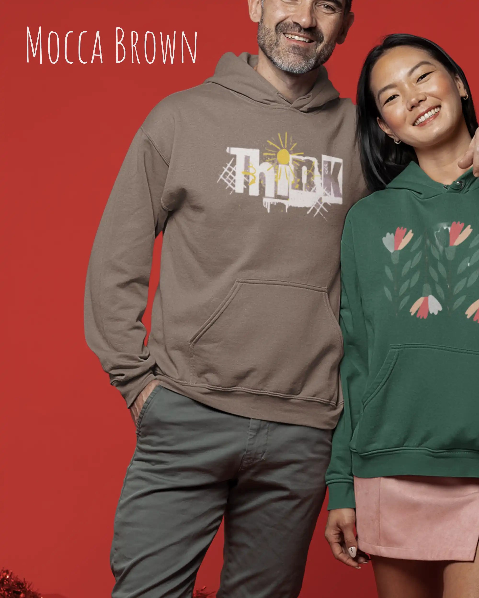 Mann trägt basic hoodie aus weicher baumwollmischung in farbe Mocca brown mit think motiv auf der Brust