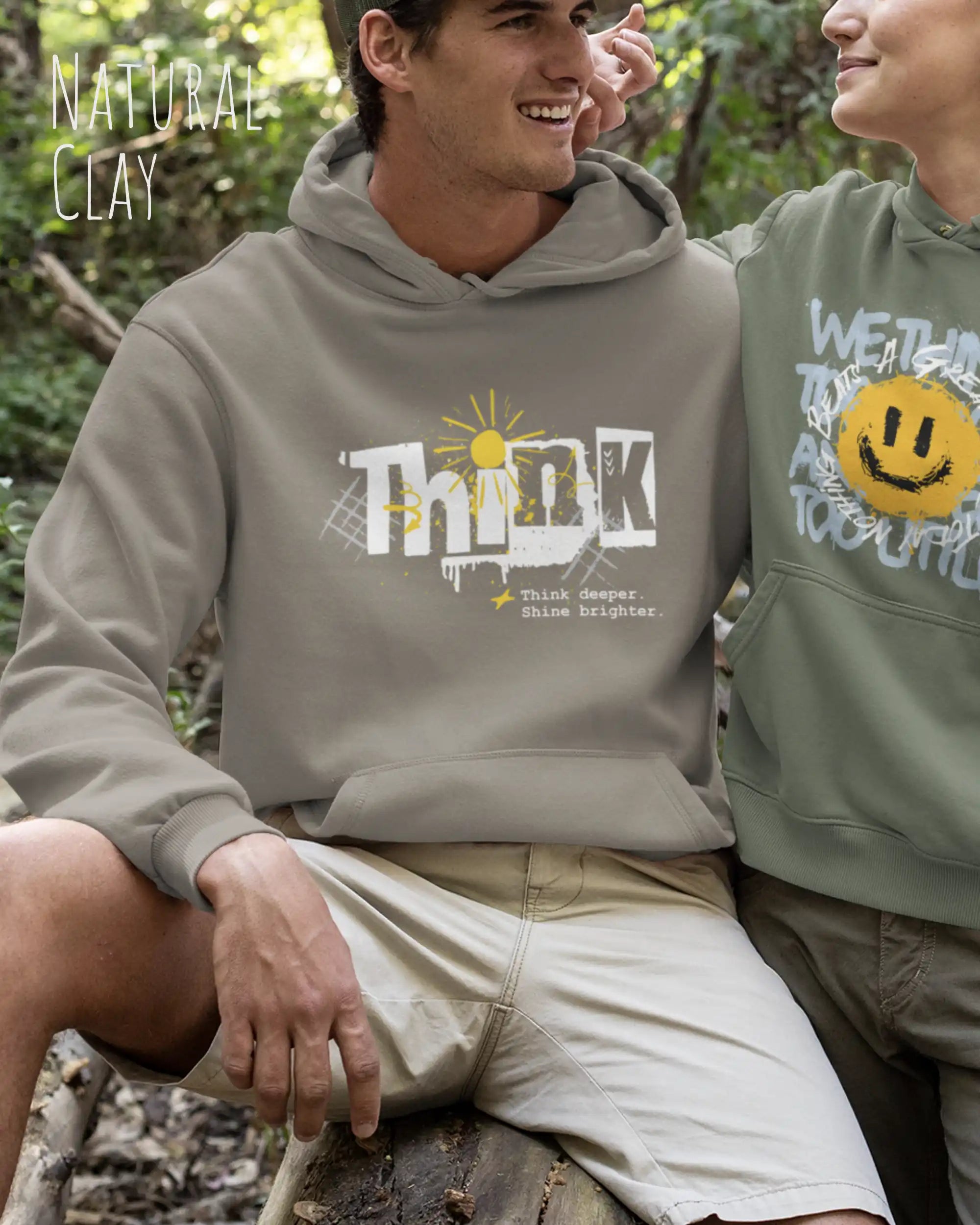 Mann trägt basic hoodie aus weicher baumwollmischung in farbe natural clay  mit think motiv auf der Brust