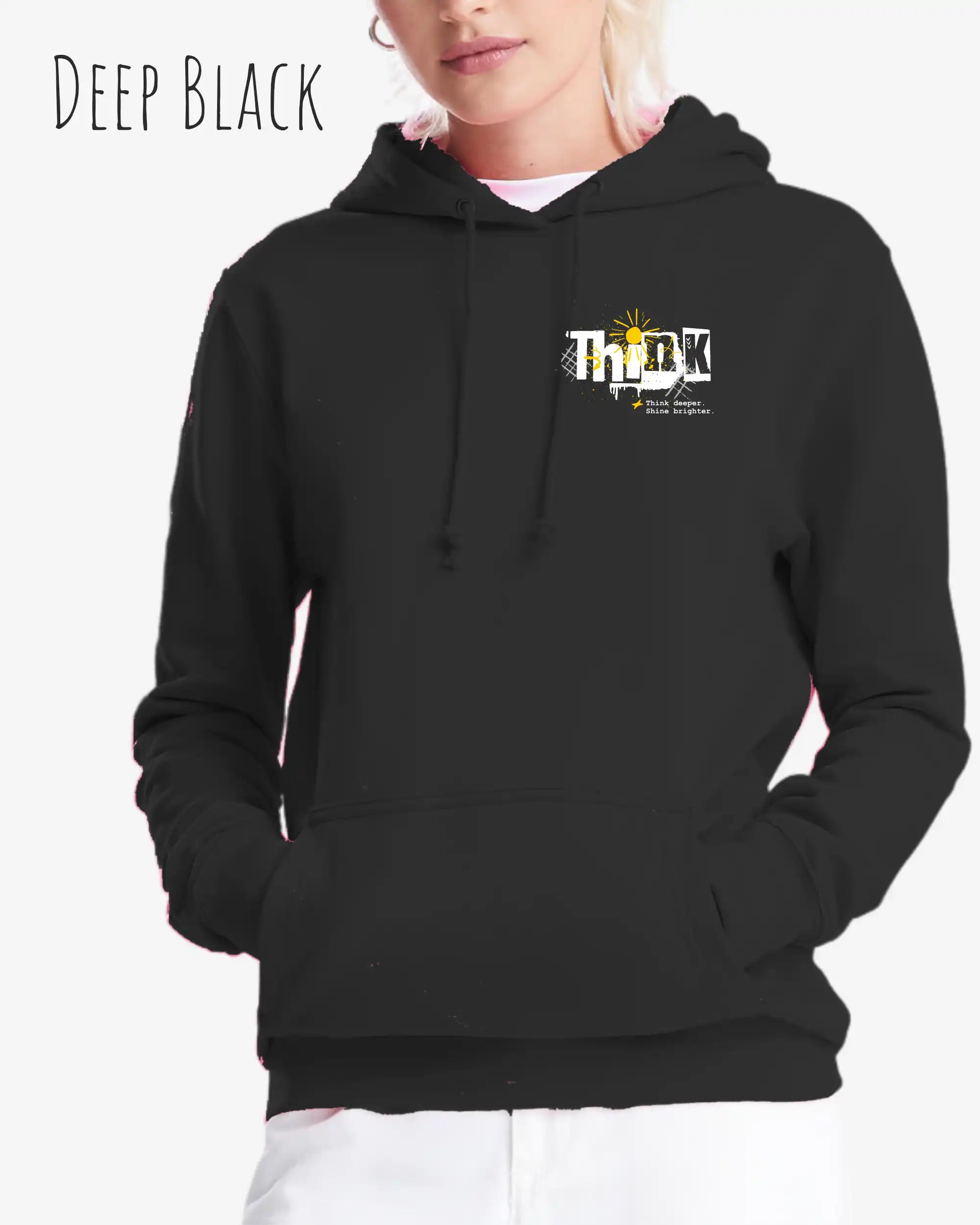 Dieser feminine Hoodie kombiniert das markante Wort „Think“ mit dem inspirierenden Zusatz „Think deeper. Shine brighter.“ 