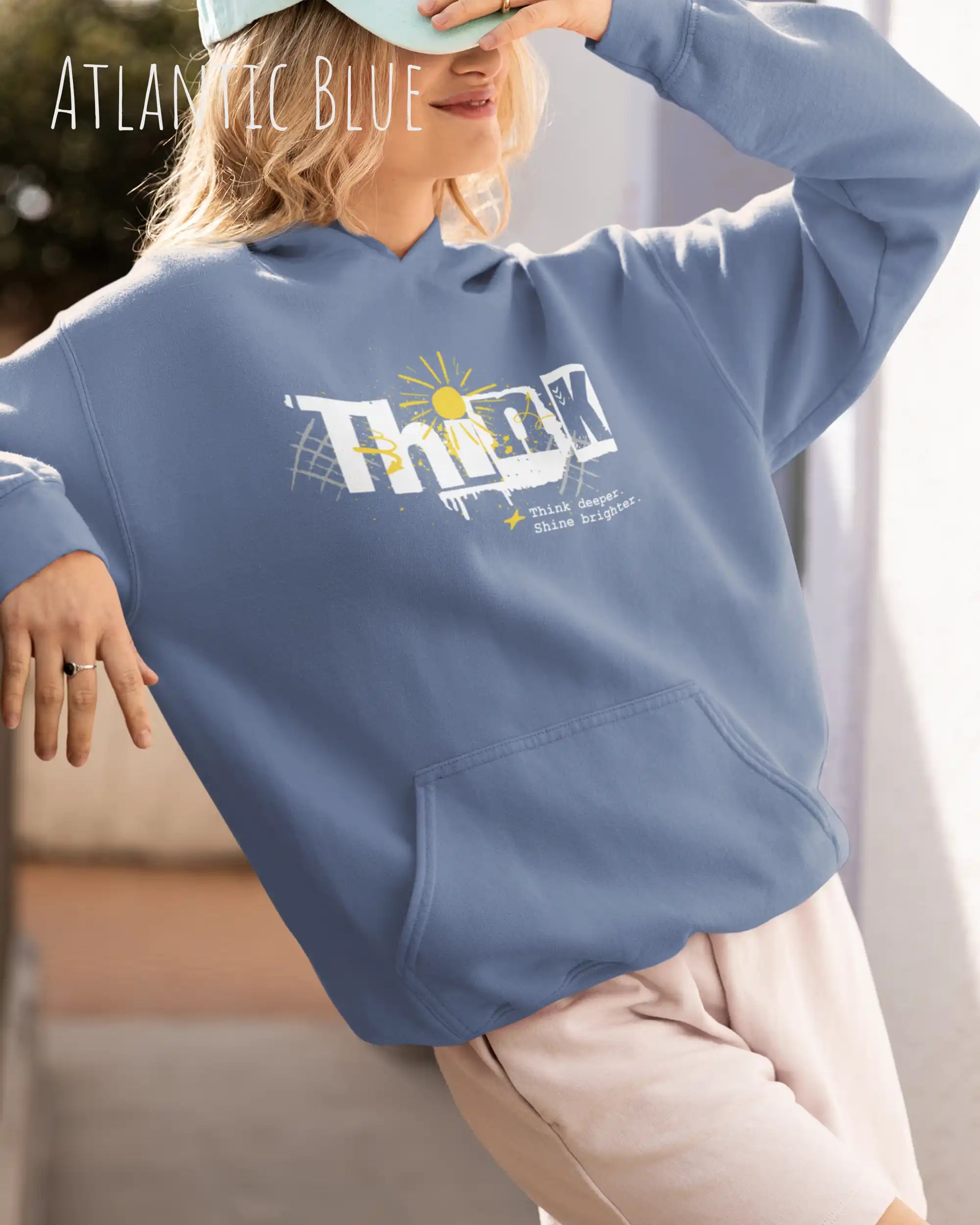 frau trägt streetwear hoodie im oversize fit in farbe atlantic blue mit think motiv auf der Brust