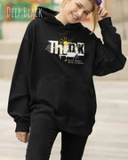 frau  trägt streetwear hoodie im oversize fit in farbe deep black mit think motiv auf der Brust