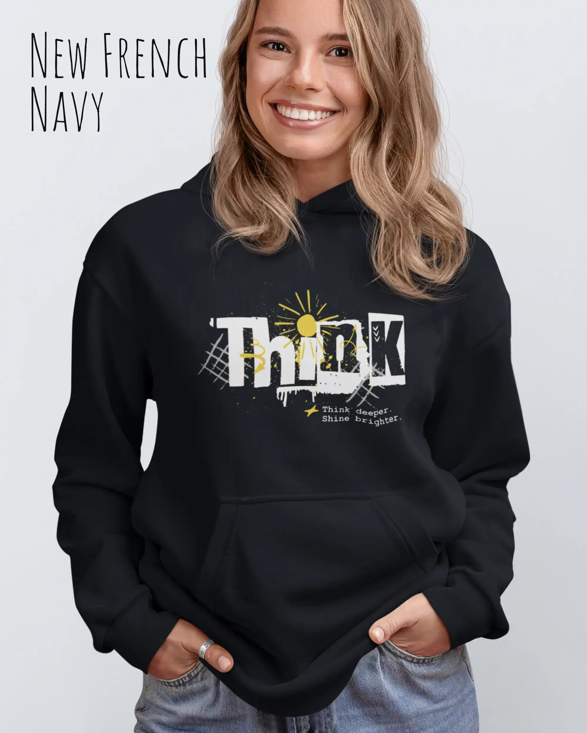 frau trägt streetwear hoodie im oversize fit in farbe new french navy mit think motiv auf der Brust