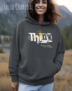 frau trägt streetwear hoodie im oversize fit in farbe charcoal mit think motiv auf der Brust