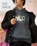 Mann trägt streetwear hoodie im oversize fit in farbe charcoal mit think motiv auf der Brust