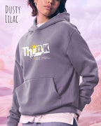frau trägt streetwear hoodie im oversize fit in farbe dusty lilac mit think motiv auf der Brust