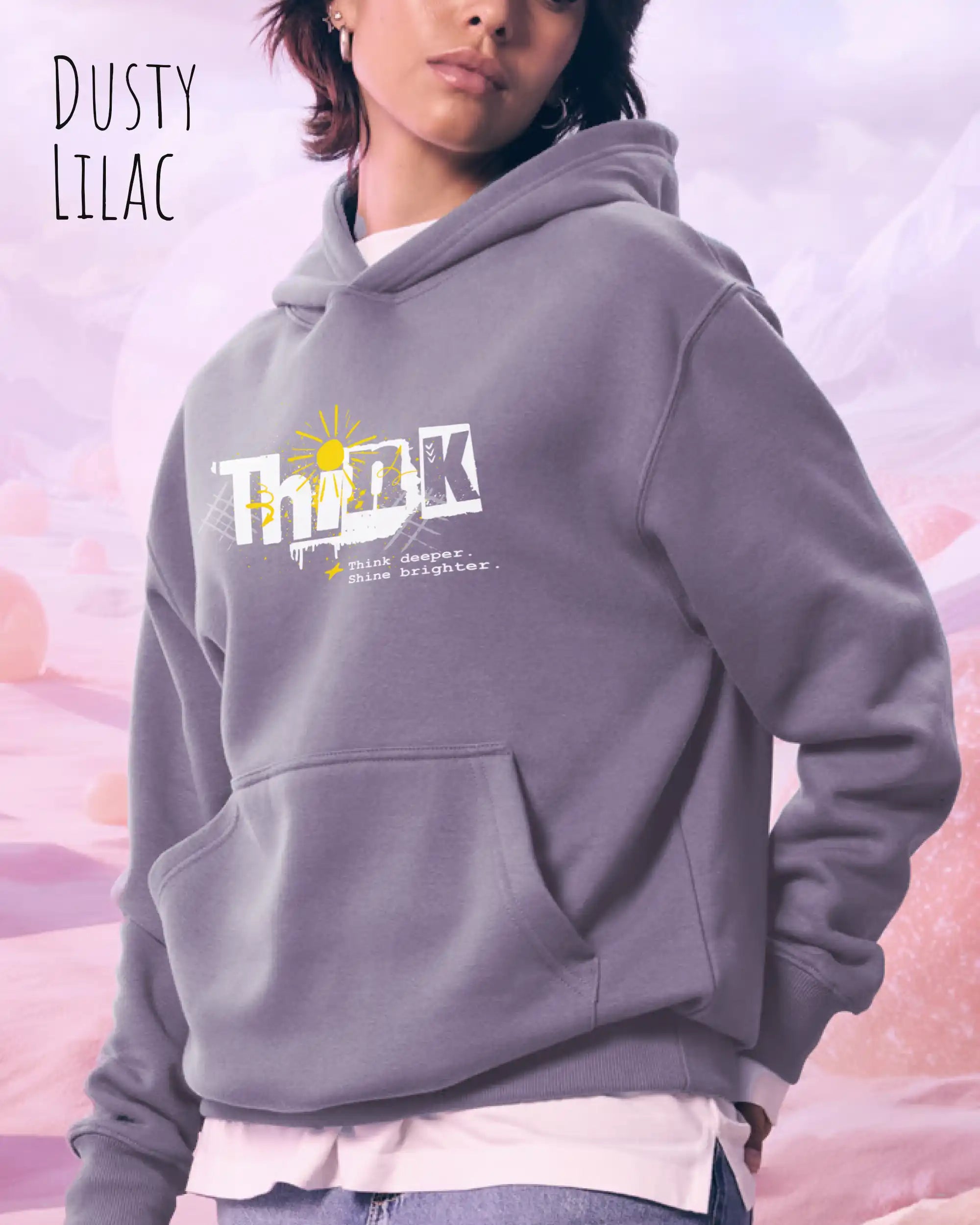 frau trägt streetwear hoodie im oversize fit in farbe dusty lilac mit think motiv auf der Brust