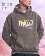 Mann trägt streetwear hoodie im oversize fit in farbe natural clay mit think motiv auf der Brust