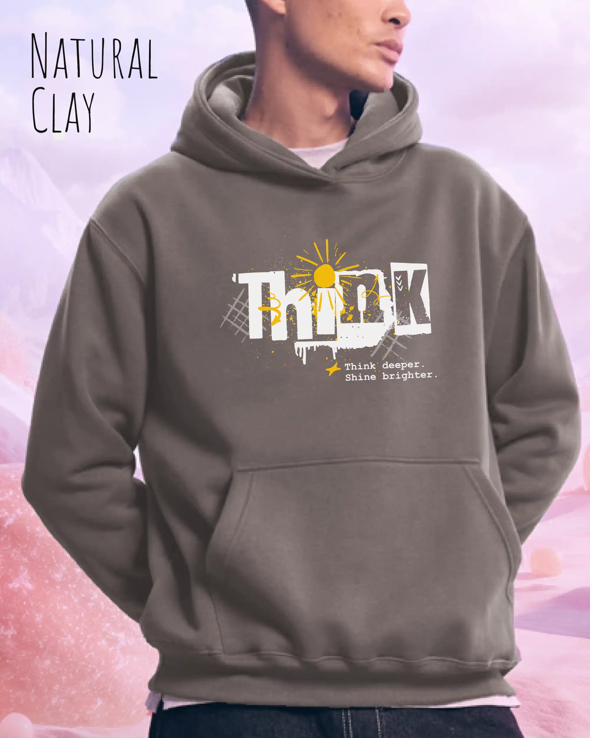 Mann trägt streetwear hoodie im oversize fit in farbe natural clay mit think motiv auf der Brust
