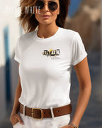 eine frau trägt ein design-t-shirt mit figurbetontem schnitt in der farbe archtic white mit dem Motiv "think deeper shine brighter" links oben