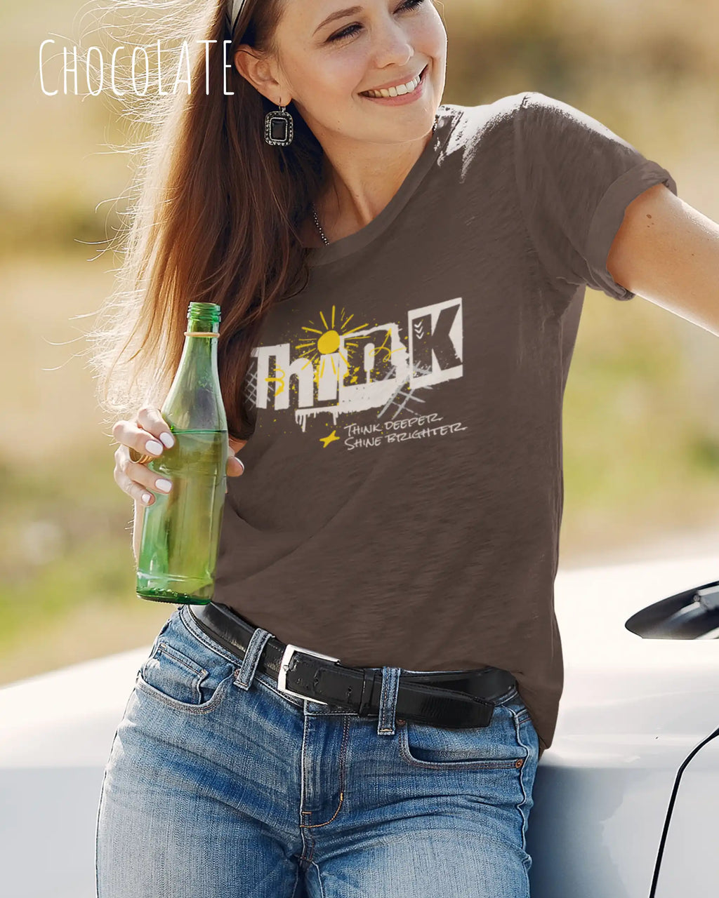eine frau trägt ein design-t-shirt mit figurbetontem schnitt in der farbe chocolate mit dem Motiv "think deeper shine brighter" vorne auf der brust