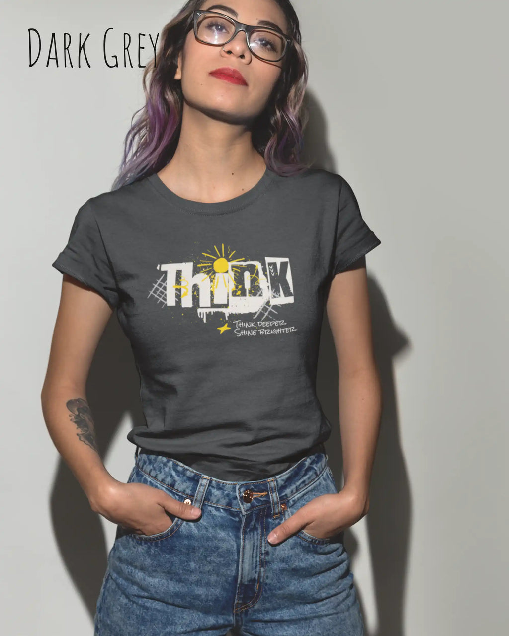 eine frau trägt ein design-t-shirt mit figurbetontem schnitt in der farbe dark grey mit dem Motiv "think deeper shine brighter"