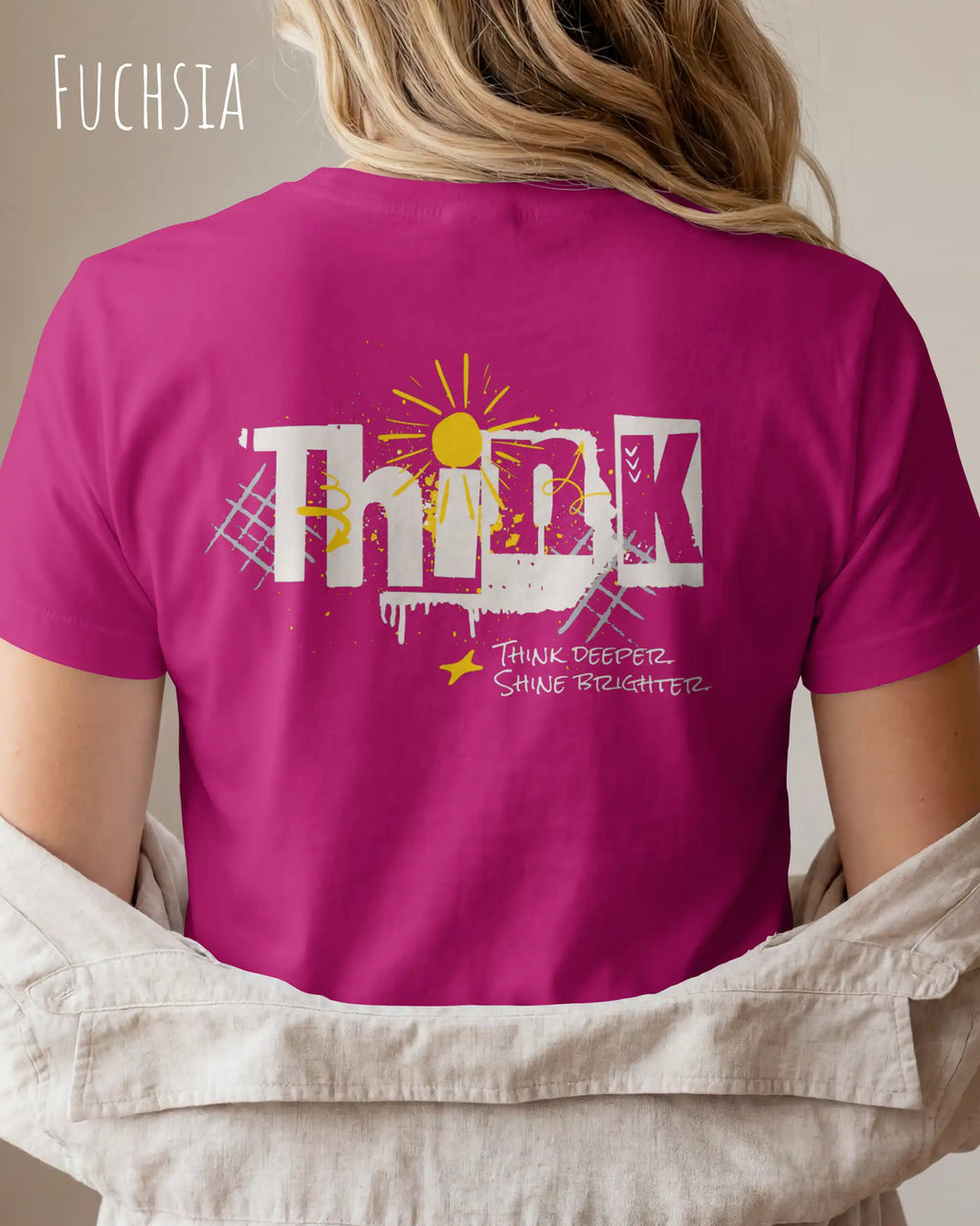 eine frau trägt ein design-t-shirt mit figurbetontem schnitt in der farbe fuchsia mit dem backprint "think deeper shine brighter"
