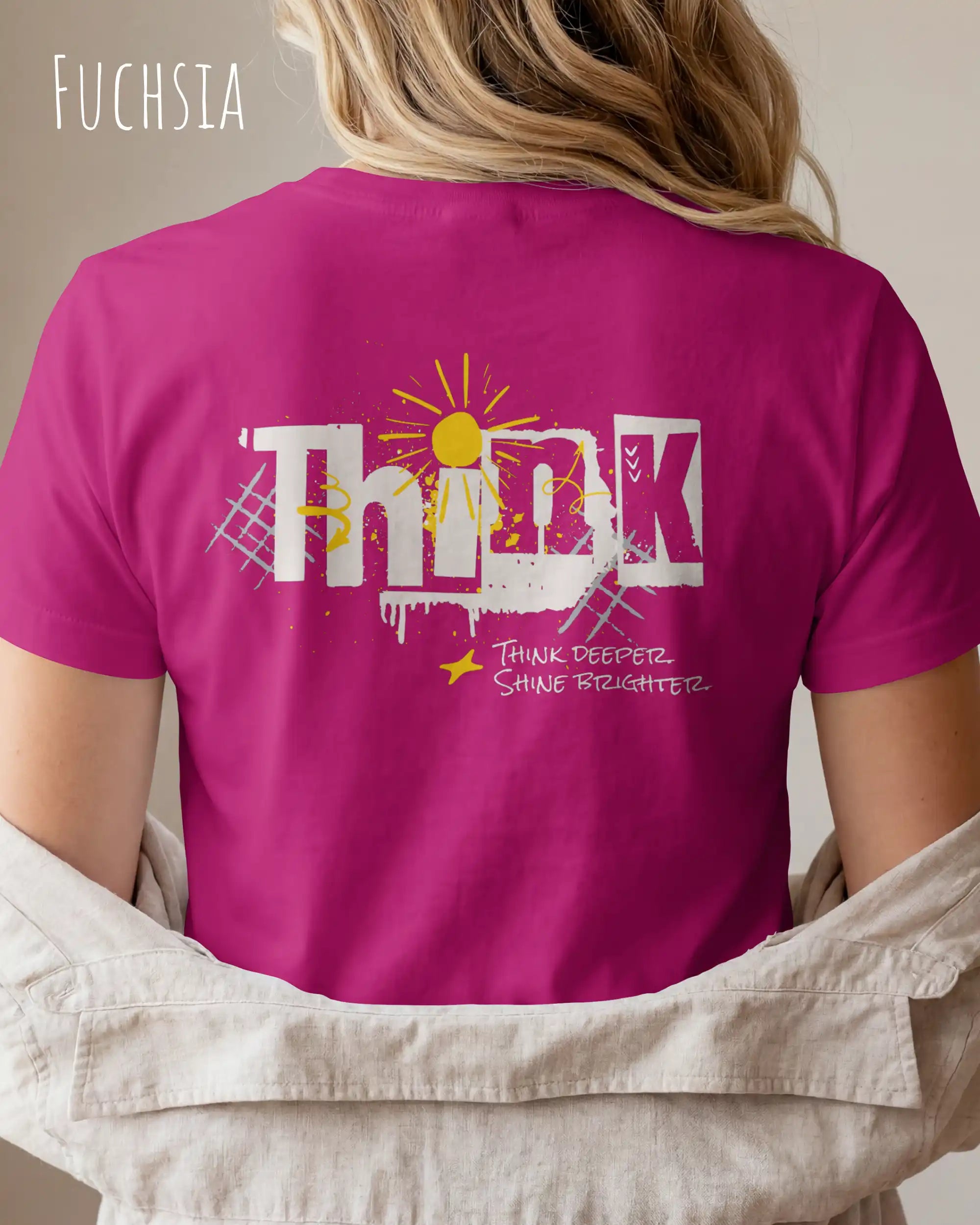 eine frau trägt ein design-t-shirt mit figurbetontem schnitt in der farbe fuchsia mit dem backprint "think deeper shine brighter"
