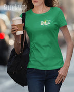 eine frau trägt ein design-t-shirt mit figurbetontem schnitt in der farbe kelly green mit dem Motiv "think deeper shine brighter"