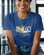 eine frau trägt ein design-t-shirt mit figurbetontem schnitt in der farbe royal blue mit dem Motiv "think deeper shine brighter"