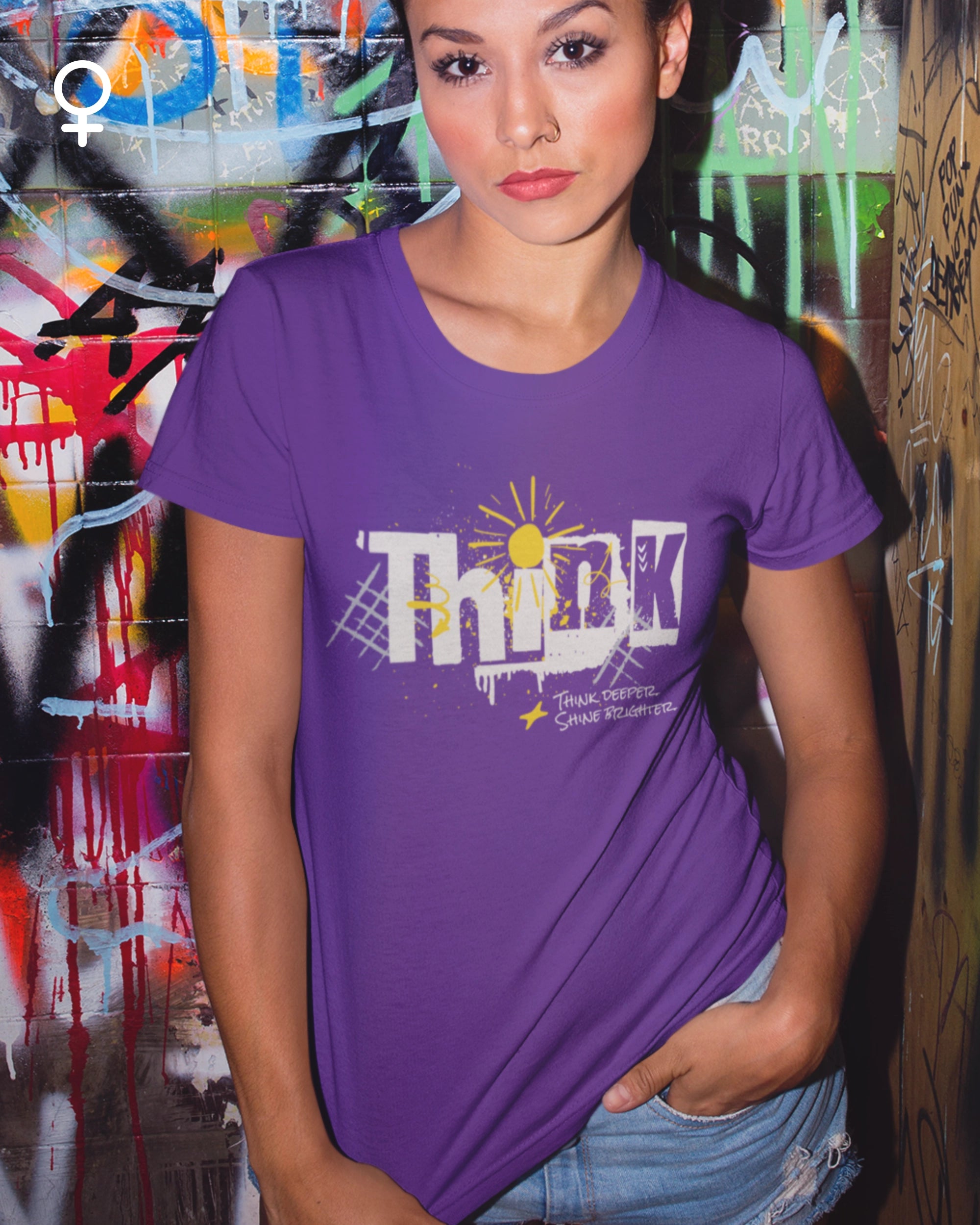 coole junge frau trägt ein design-t-shirt mit figurbetontem schnitt in purple mit dem Motiv "think deeper shine brighter"